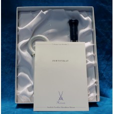 Meissen porselein (20ᵉ eeuw)2000 sleutel, met een flesje brandewijn, in cassette 