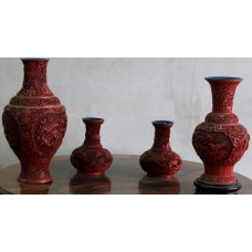 4 Chinese vazen 1900 Roodlak op koper met uitgesneden decor van bloemen vogels en ranken     