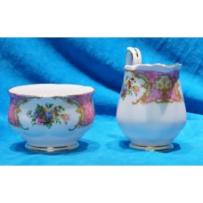 Royal Albert Lady Carlyle Polychroom porselein (20ᵉ eeuw)
Suikerpot en melkkannetje, de randen met bloemmotief        