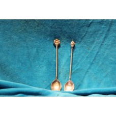 Zilver (20ᵉ eeuw)
2 Koffie-theelepeltjes bovenop de steel een bloem en een braam