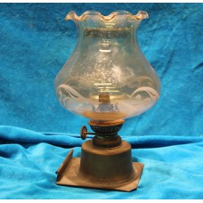 Koper (19ᵉ eeuw) 
Sierlijke petroleumlamp met glazen kap