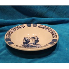 Delfts blauw Aardewerk (20ᵉ eeuw) 
Asbak met decor van man aan schandpaal