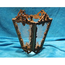 Koper ( 20ᵉ eeuw)
Vierkantige lamp met ornamenten met kristal geslepen glas met sterren