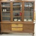 Hout Kast  (20ᵉ eeuw)
Houtsoort: Eiken en wortelnoten
2-delige Art Deco servieskast met glas en 2 laden