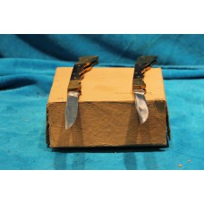 Koe hoorn  hout (20ᵉ eeuw)  
5 metalen en 6 houten Messen 