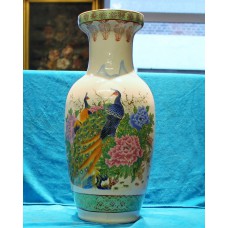 China porselein Polychroom  (20ᵉ eeuw)
Vaas met pauwendecor