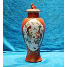 China aardewerk (20ᵉ eeuw)  
Vaas met deksel met drakendecor