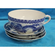 Japan Porselein   (20ᵉ eeuw)
1 Blauwe kop en 3 schotels met Draak decor