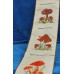 (20ᵉ eeuw) Geborduurd wandkleedje met decor van paddenstoelen
