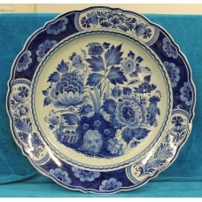 Porceleyne Fles Blauw aardewerk (20ᵉ eeuw) SierbordMet bloemdecor