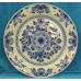 Porceleyne Fles, Blauw aardewerk (20ᵉ eeuw) SierbordMet bloemdecor