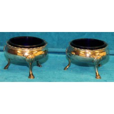 Glas en zilver (19ᵉ eeuw) 18162 zoutpotjes met blauwglazen inzetten