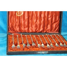 Fa. J.M. van Kempen & Zonen Zilver (19ᵉ eeuw)
12 Taartvorkjes in originele cassette voorzien van draaisteel met mascaron
