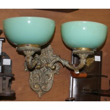 Koper (20ᵉ eeuw) Lamp
Dubbele Wandlamp voorzien van reliëfdecor en 2 kapjes