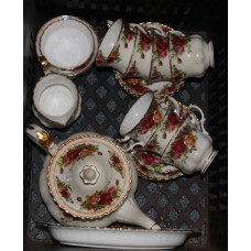 Royal Albert Aardewerk (20ᵉ eeuw)
20-delig thee servies met bloem decor
