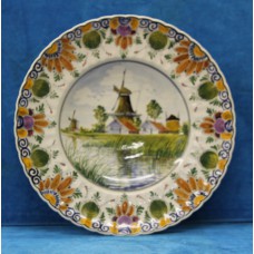 Porceleyne Fles Aardewerk (20ᵉ eeuw) Sierbord
Met bloemdecor en Molentje bij beek
Naar M.T. de Jong Regina