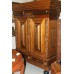 Hout (20ᵉ eeuw) 3-delig kast Meubilair
Onder gedeelte met 2 lade's
Midden gedeelte met 2 deuren en 2 lade's onder de legplank