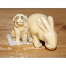 Ivoor  (20ᵉ eeuw) Netsuke
Haas met hond