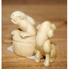 Ivoor  (20ᵉ eeuw) Netsuke
Haas in mand met hond