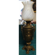 Frans (19ᵉ eeuws) Spelter Grote petroleum lamp met een gematteerde glazen kap in Rococo stijl