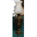 Frans (19ᵉ eeuws) Spelter Grote petroleum lamp met een gematteerde glazen kap in Rococo stijl