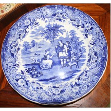 Peter Ragout Maastricht Aardewerk (20ᵉ) Blauw transferdecor sierbord met  Landheer groet zijn boerin op zijn landgoed