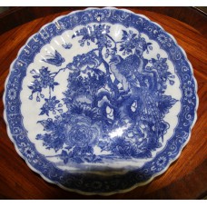 Japans Aardewerk (19ᵉ) Blauw transferdecor sierbord met  Pauwen in een boom, de rand gekarteld en versierd met de margriet, gemerkt met twee ringen