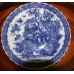 Japans Aardewerk (19ᵉ) Blauw transferdecor sierbord met  Pauwen in een boom, de rand gekarteld en versierd met de margriet, gemerkt met twee ringen