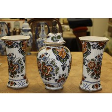 Delft Polychroom porselein  (20ᵉ eeuw)
Kaststel met decor van bloemen