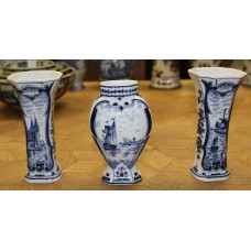 Delft Blauw porselein  (20ᵉ eeuw)
Kaststel met decor van vissersschepen molen en dorpje
(deksel manco)