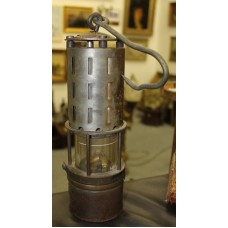 Koper en glas  (1900)
Mijnwerkerslamp met glas beschermer