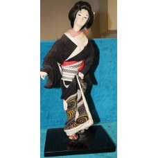 Japanese Vintage Ningyo pop ,met stoffen hoofd  "Staande Beijin met zwart en waterkolk motieven en met een obi"