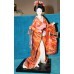 Japanese Vintage stoffen Ningyo pop, met Gofin hoofd en glazen ogen "Staande Beijin in kimono met florale motieven op rood fond en met een obi en in haar hand een tsuzumi"