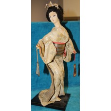 Japanese Vintage stoffen Ningyo pop, met stoffen hoofd "Beijing in kimono met bladmotieven en met een obi en twee waaiers in haar handen"