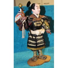 Japanese (19ᵉ eeuw) Ningyo pop, met Gofun hoofd en glazen ogen "Staande Samurai met banier"
