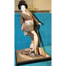 Japanese (19ᵉ eeuw) Ningyo pop, met Gofun hoofd en glazen ogen "Beijin in kimono met obi en met een samisen"