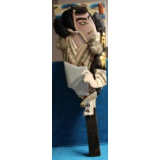 Japans Vintage Hagoita voor Hanetsuki één zijde met een polychroom zijden Hitori Dachi van een Kabuki acteur als Samurai in reliëf