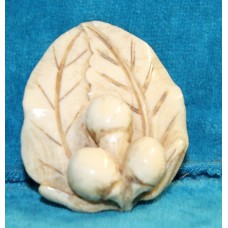 Japans (20ᵉ eeuw) Ivoor Netsuke 3 vruchten op bladeren