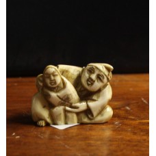 Chinees (19e eeuw) Ivoor Netsuke uitgesneden Man met kind